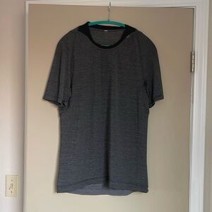 Lululemon T-Shirt Mens Medium Heather Gray Short Sleeve Athletic Tee